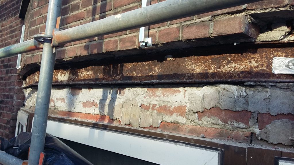 Inspectie schade staal gevel